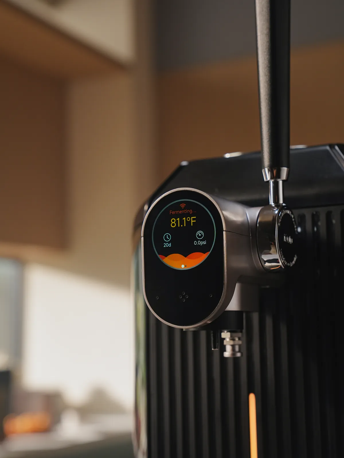 Close view of the iGulu F2 display and tap handle
