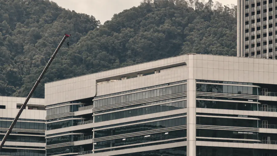 RocXZoom 1× wide view of a distant building